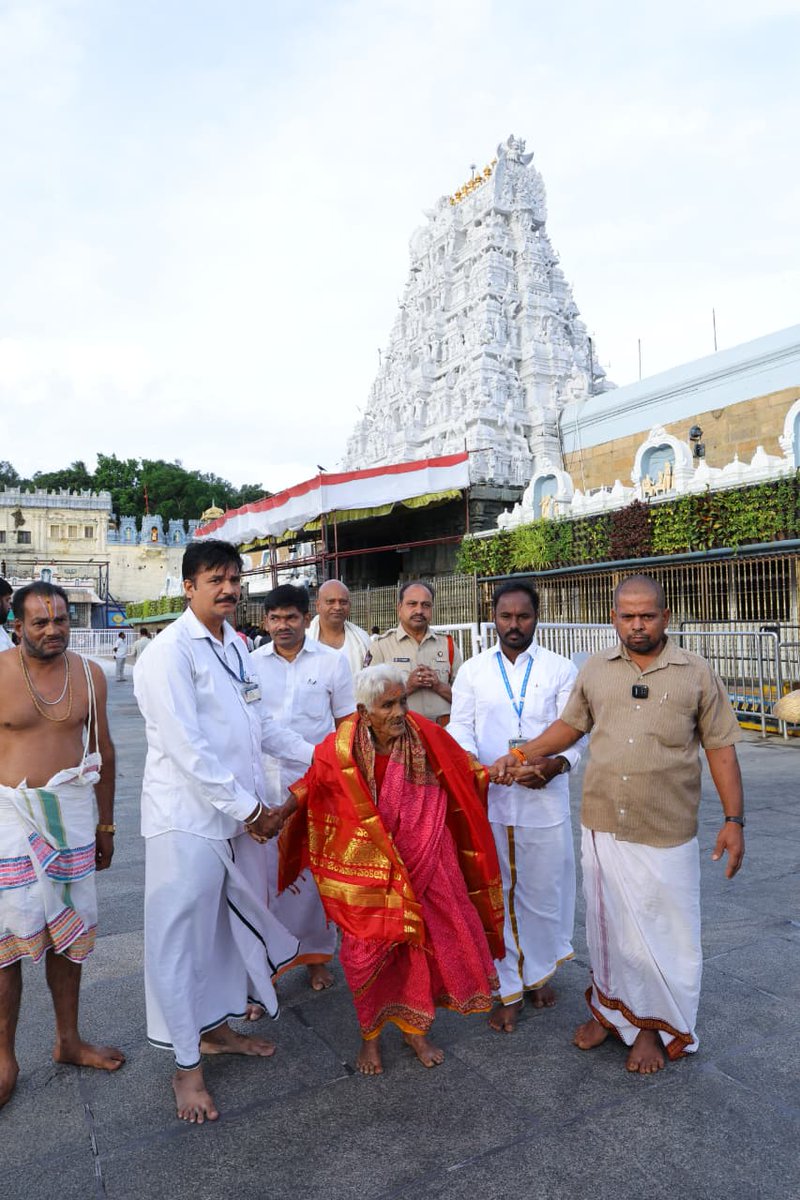 timesofindia's tweet photo. #InPics | 116-year-old woman's walk to Tirumala wins hearts, gets special VIP darshan from TTD

Details here 🔗https://t.co/lOqwQiot5S

Tap into nonstop news coverage with the TOI App 👉 https://t.co/EYjxlU7kcd

#Tirumala #TTD #Tirupati #AndhraPradesh #VIPDarshan https://t.co/qV5BNRMwRm
