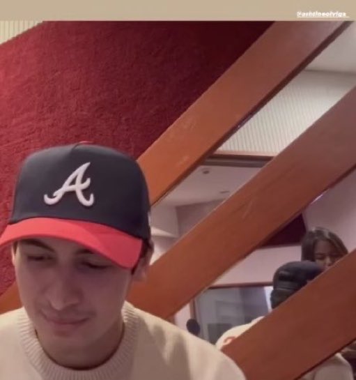 ANT0NIEAN's tweet photo. covering honeybee in the same room when this happened i’m allowed to giggle actually idgaf about any of y’all https://t.co/hFy5QJN5M0