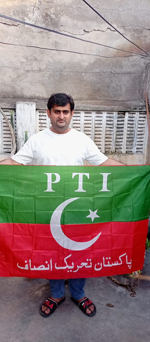 PTIOfficialCP's tweet photo. گجرات کے عمران خان کے وفادار کارکن ذیشان گل سیٹھی کو وفات کے ڈیڑھ سال بعد عدالت نے تمام الزامات سے باعزت بری کر دیا۔

افسوس کہ انصاف اس وقت پہنچا جب وہ اس دنیا میں موجود ہی نہ تھا۔ کینسر جیسے جان لیوا مرض سے لڑتے ہوئے بھی وہ مسلسل عدالتوں میں پیش ہوتا رہا، مگر اس پر قائم مقدمات نے اسے سکون سے جینے نہ دیا۔ آخرکار وہ انصاف کا انتظار کرتے کرتے دنیا سے رخصت ہو گیا۔

آج کی بریت اس بات کا اعتراف ہے کہ ایک بے گناہ شخص برسوں نظام کی بھینٹ چڑھتا رہا۔ یہ فیصلہ صرف ذیشان گل سیٹھی کی بے گناہی نہیں، بلکہ انصاف میں تاخیر اور نظام کی ناکامی پر ایک بڑا سوالیہ نشان بھی ہے۔

#خان_کی_رہائی_تک_لڑتے_رہنا_ہے