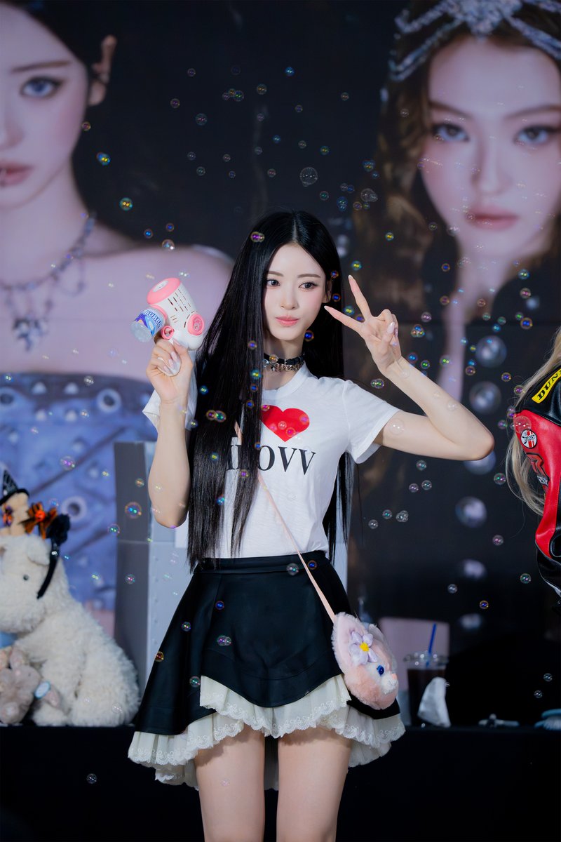 CODE_thePaper's tweet photo. 260704 공개 팬사인회 #미야오 #MEOVV #안나 https://t.co/97cEVSWrAe