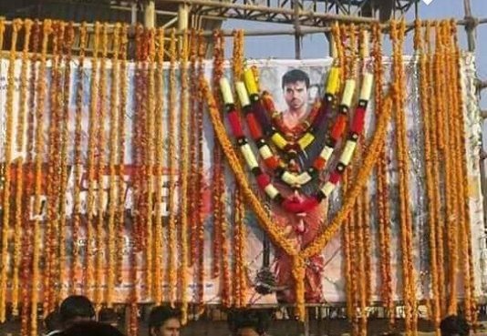 Charan_Rage's tweet photo. After 6 months of Delay With Just 720 screens limited release RC created Mass Hysteria at BO 🔥💥

1st Week All Time Records in KA , East , West , Nellore

ATR Missed with Just 10L in CEEDED GUNTUR KRISHNA

Day 1 All time Highest opening For #RamCharan 
#Yevadu https://t.co/sk8WIVQd09