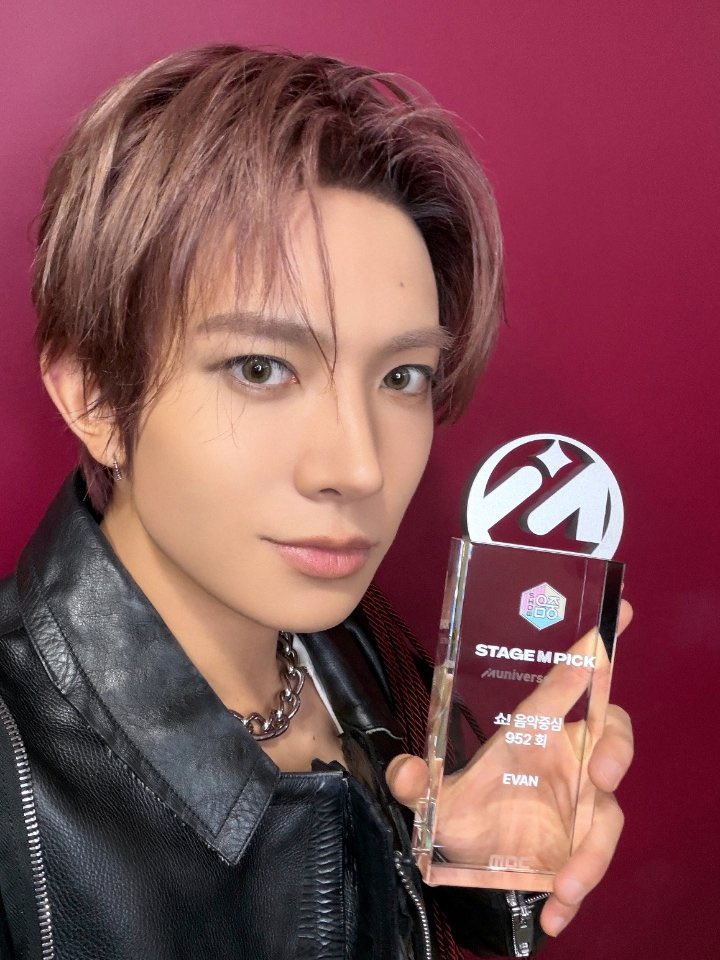 evanngobrol's tweet photo. Ada yang menang Juara 1 #StageMPick nih di Music Core ๐ Ciee selamat yah buat pernghargaan pertama kamu sebagai #EVAN ๐๐ฅณ๐ธ
#์๋ฐ #HEESEUNG #ํฌ์น https://t.co/1iUdrwZe1g