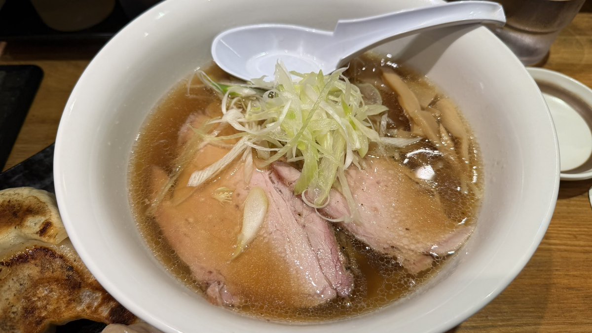 gachuMW's tweet photo. @aria_numazu 沼津駅北口の麺百式さん！
餃子はデカくてマジでウマイ！！

ラーメンはコレで間違いない！ https://t.co/gA7XlxSr3a