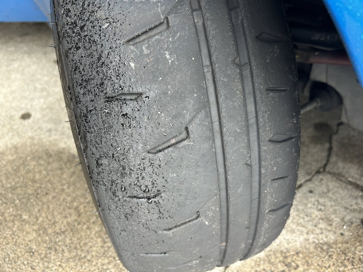 UeshimaM's tweet photo. という訳で手持ちの71RZ（2026年製）に交換ヨシ！

Z3はどうすっかなぁ。

2,000kmバリ山ではあるから誰か4本2万円で買ってくれないかな（手渡しのみ）

サイズは195/50R15 https://t.co/YcVSRHe4nE