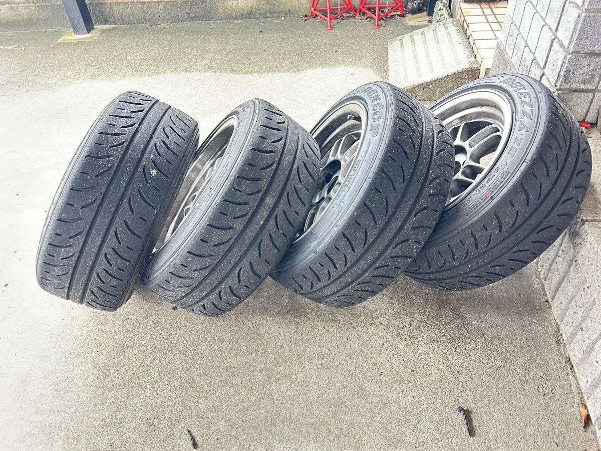 UeshimaM's tweet photo. という訳で手持ちの71RZ（2026年製）に交換ヨシ！

Z3はどうすっかなぁ。

2,000kmバリ山ではあるから誰か4本2万円で買ってくれないかな（手渡しのみ）

サイズは195/50R15 https://t.co/YcVSRHe4nE