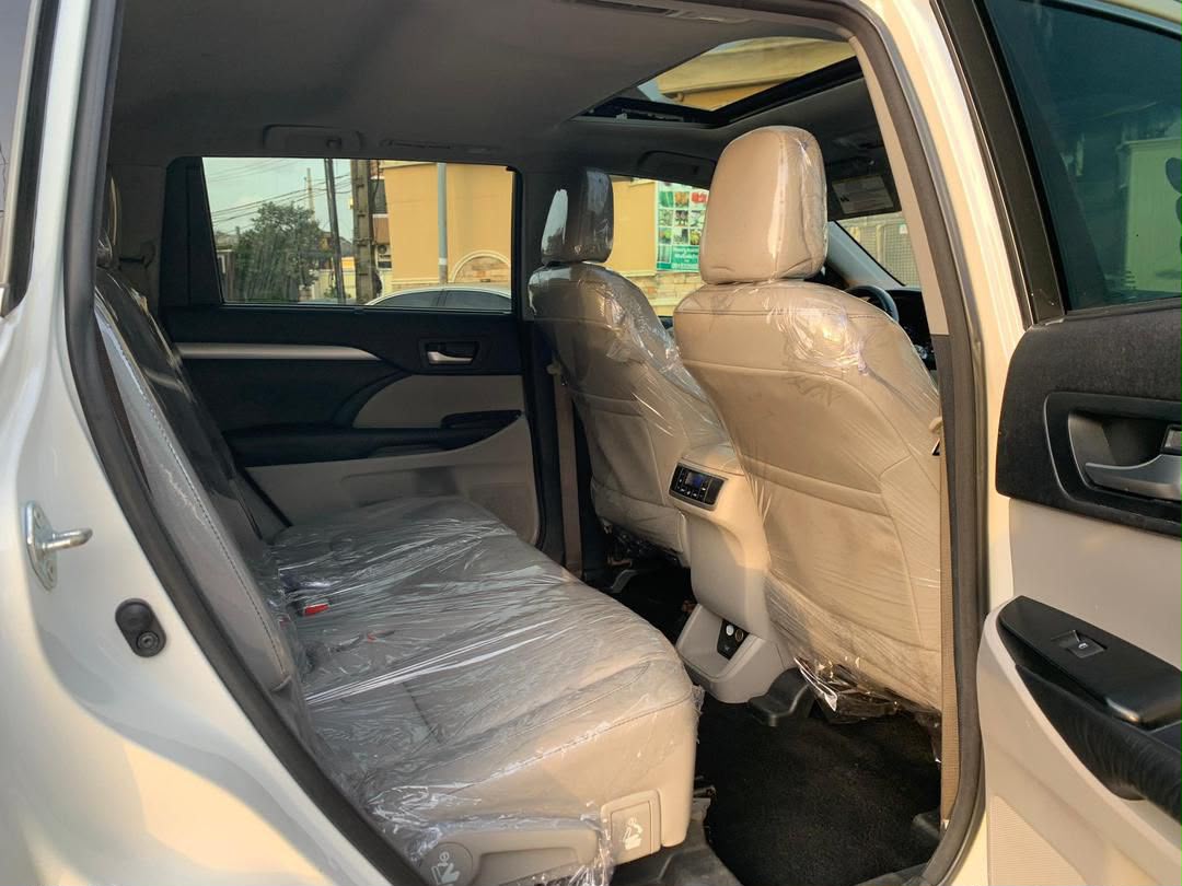 sharefundz's tweet photo. 2016 Toyota Highlander XLE 
White on Gray
Super clean 
29M https://t.co/cFP0UY9b4q