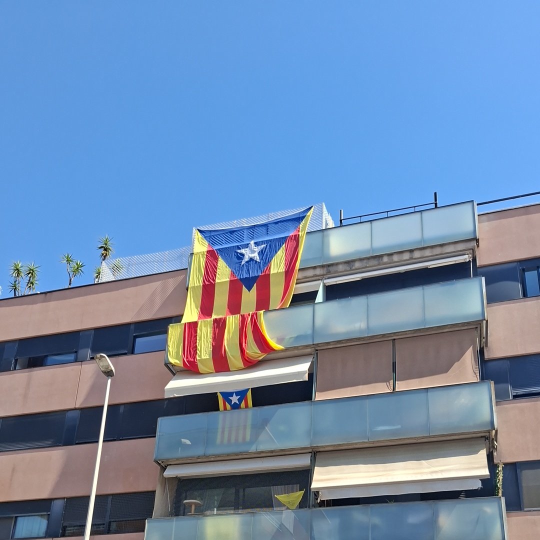 Jdomenech_'s tweet photo. Avui el Tour travessa Catalunya i les estelades tornen a fer visible una realitat que alguns voldrien amagar. El Tour passarà, però la voluntat d'un poble continua pedalant cap a la llibertat. 🚴 #Granollers #Independència https://t.co/4e03UxZyHl