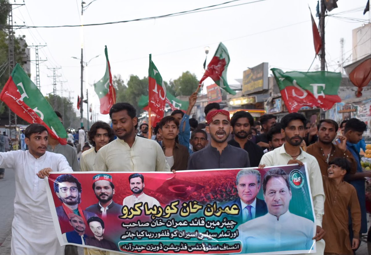 DeewanDeepakISF's tweet photo. چیئرمین عمران خان کی فوری رہائی کے مطالبے پر انصاف اسٹوڈنٹس فیڈریشن حیدرآباد ڈویژن کے سیکریٹری جنرل غلام ربانی خان کی قیادت میں دادو شہر میں پیدل احتجاجی ریلی نکالی گئی۔

#ReleaseImranKhan #ISF #HyderabadDivision https://t.co/BEqdNDO0VU