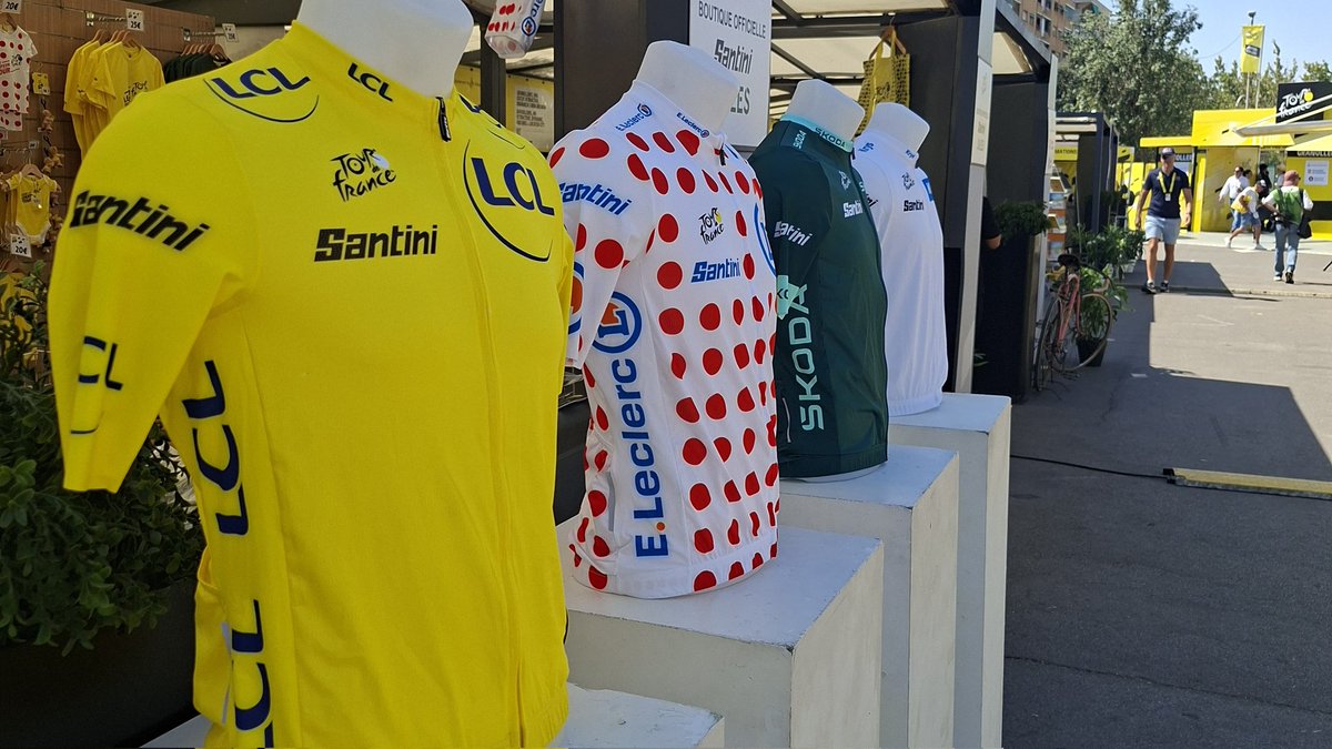 Jdomenech_'s tweet photo. Avui el Tour travessa Catalunya i les estelades tornen a fer visible una realitat que alguns voldrien amagar. El Tour passarà, però la voluntat d'un poble continua pedalant cap a la llibertat. 🚴 #Granollers #Independència https://t.co/4e03UxZyHl