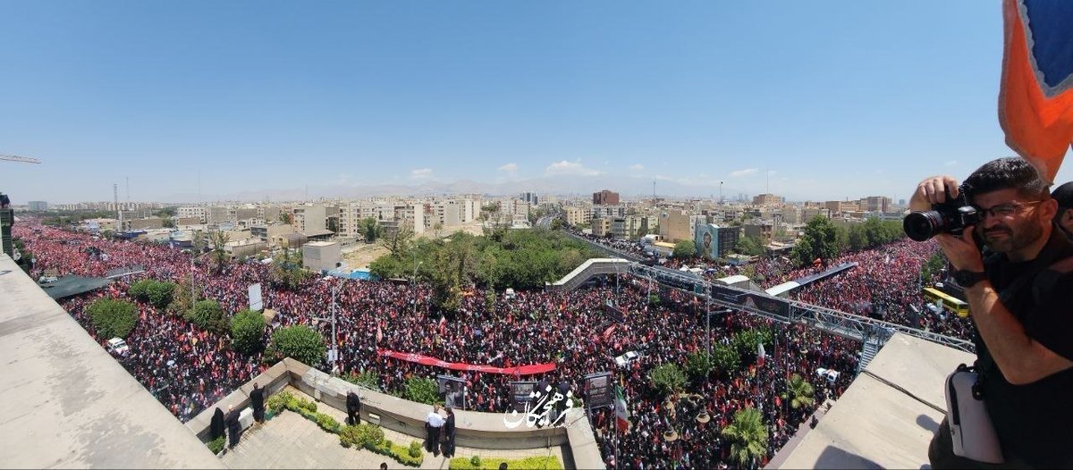 jdale_ahsan's tweet photo. فشردگی شدید جمعیت در خیابان های تهران/شش ساعت پس از شروع مراسم
🏴 #باید_برخاست #رهبر_شهید #Iran https://t.co/cKDwLxF51z