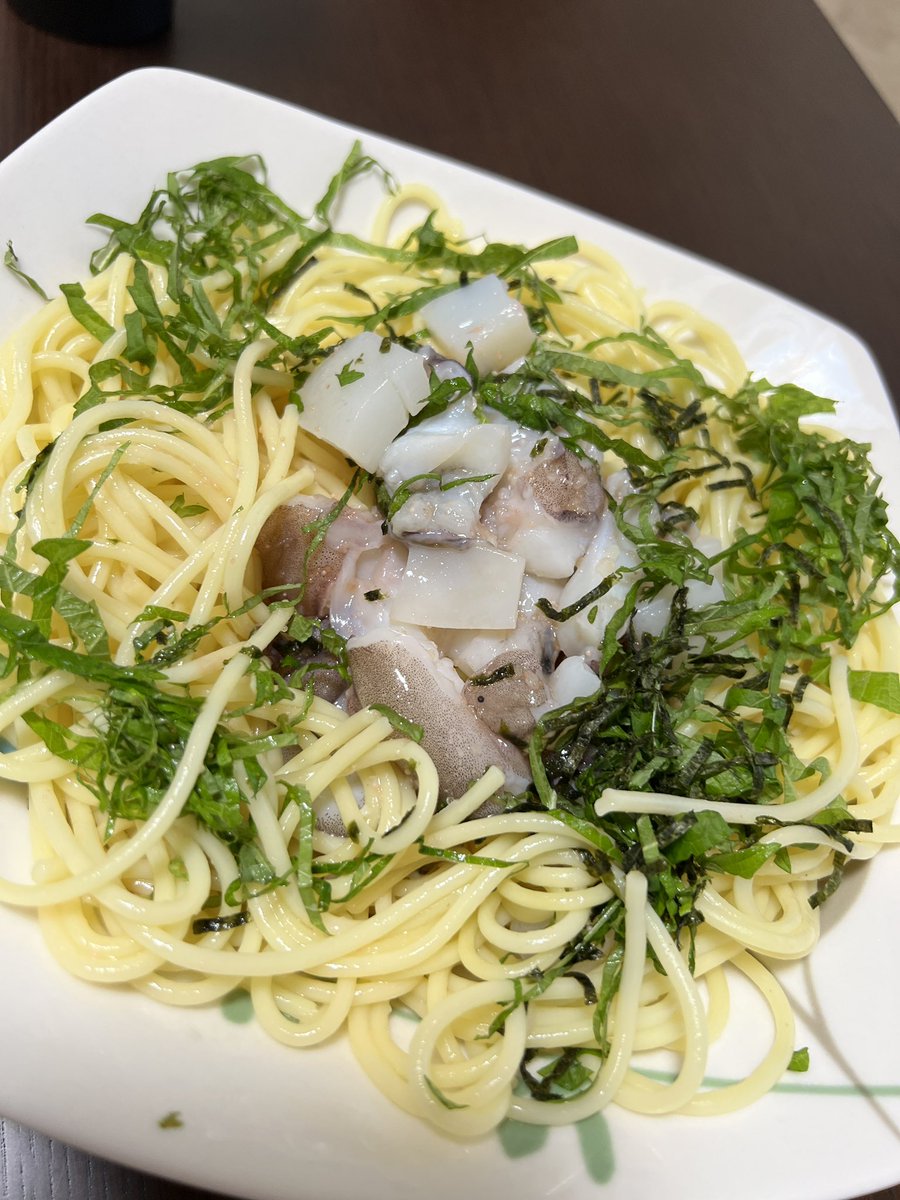12crystal24's tweet photo. 今日はこの前釣ったコウイカの
たらこパスタとお刺身です。

お刺身はうすーく切ったので
コウイカ特有の固い感じが無く
めっちゃ食べやすかったです。

パスタは市販のたらこソースですが
白だしを水で薄めてバターと
レンチン後、オリーブオイルと
にんにくを絡めたものに
イカを混ぜて和えました。 https://t.co/Ds1ADZVBb6