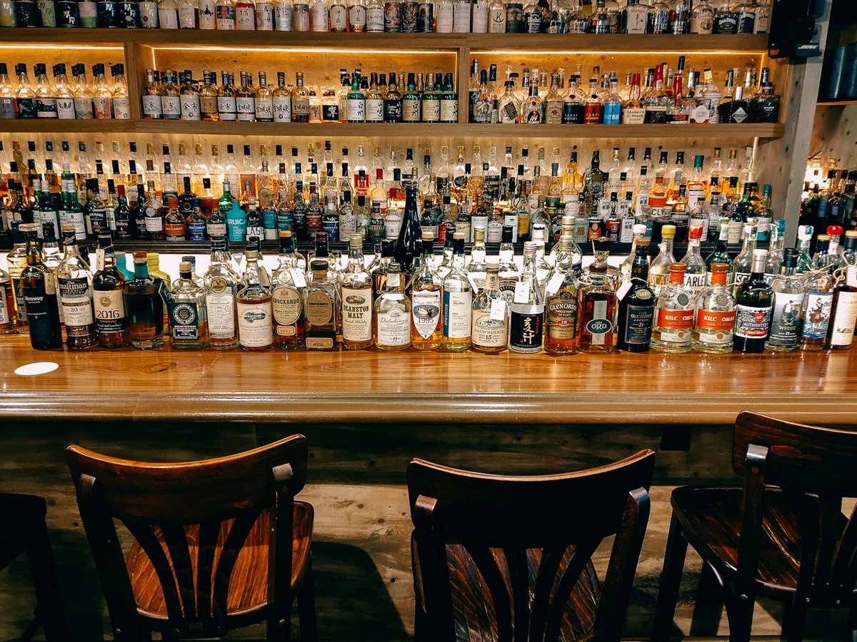 s_kujira's tweet photo. @BAROldCraft1 さんの持ち寄り会へ。
テーマがあると深堀り＆飲み比べが出来て良いですね。
なお自分のボトルは…（ｒｙ

モルト話あれこれ、皆さんありがとうございます。
そして、今回も会の開催、ありがとうございました！ https://t.co/cY1p2X3Ohv