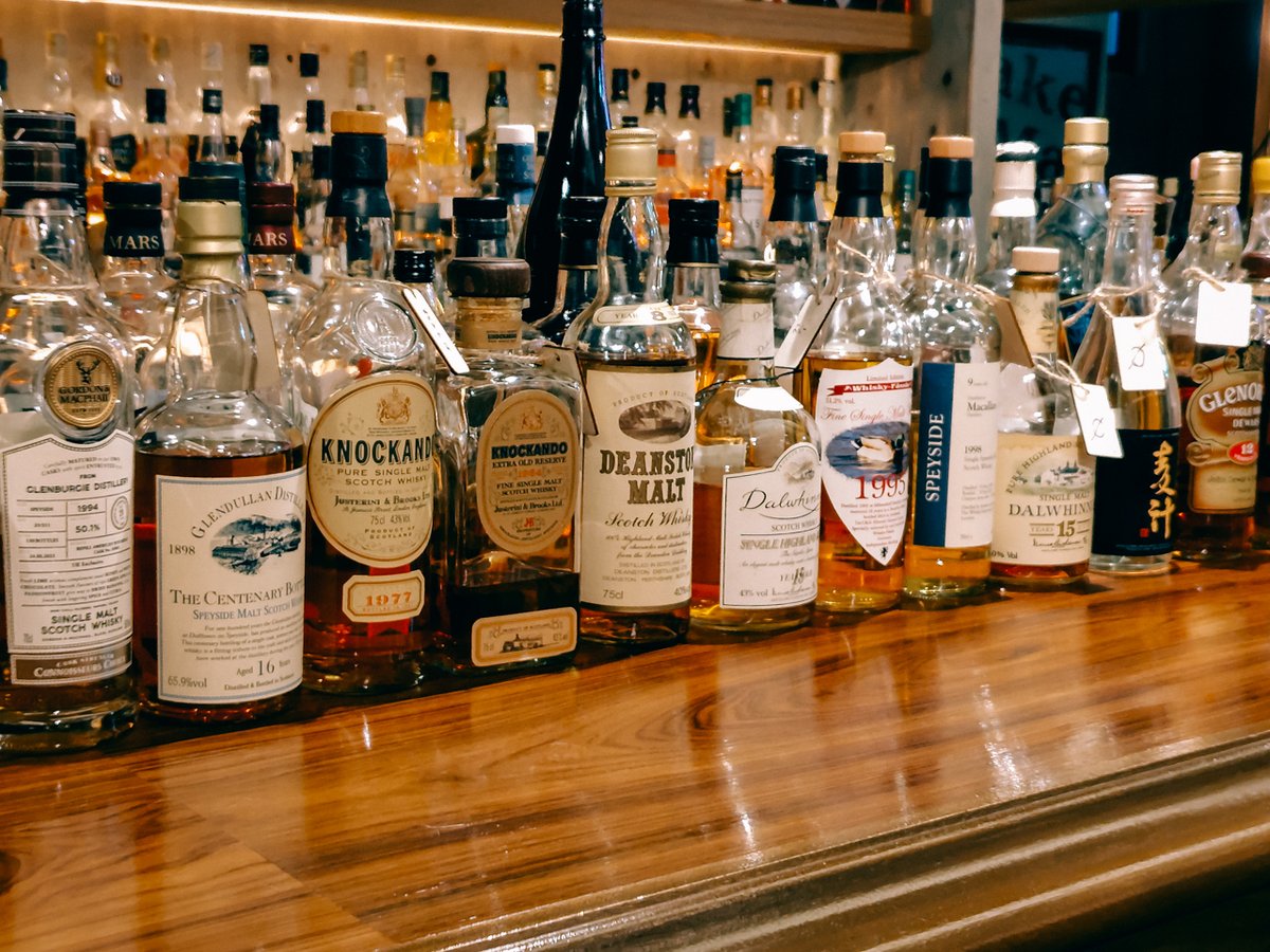 s_kujira's tweet photo. @BAROldCraft1 さんの持ち寄り会へ。
テーマがあると深堀り＆飲み比べが出来て良いですね。
なお自分のボトルは…（ｒｙ

モルト話あれこれ、皆さんありがとうございます。
そして、今回も会の開催、ありがとうございました！ https://t.co/cY1p2X3Ohv