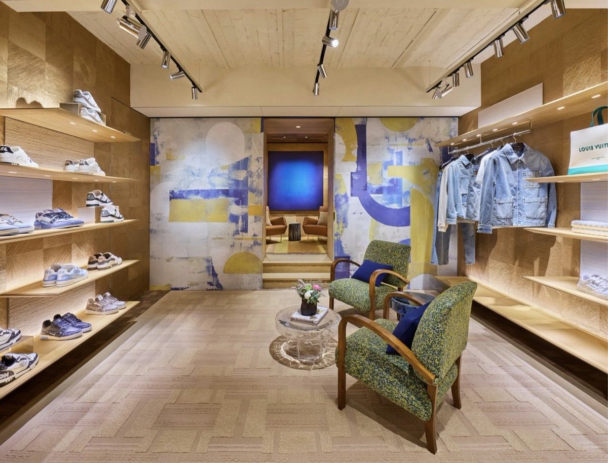 cppluxury's tweet photo. LOUIS VUITTON opens new men's boutique in Paris at Avenue Montaigne 

#LouisVuitton #Paris #AvenueMontaigne #luxuryfashion #luxury #fashion #menswear #luxuryretail #luxuryboutique #LVMH @LVMH @LouisVuitton https://t.co/0h2OGph0iU