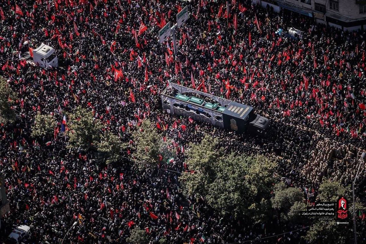 salamaltay1's tweet photo. ملايينُ المحبين يلتفون حول جثمان الشهيد السيد علي الخامنئي في وداعٍ مهيب، مجددين العهد على مواصلة النهج والوفاء للمبادئ التي حملها حتى آخر لحظات حياته، في مشهدٍ طغت عليه مشاعر الحزن والإجلال https://t.co/E3cW9xLGPM