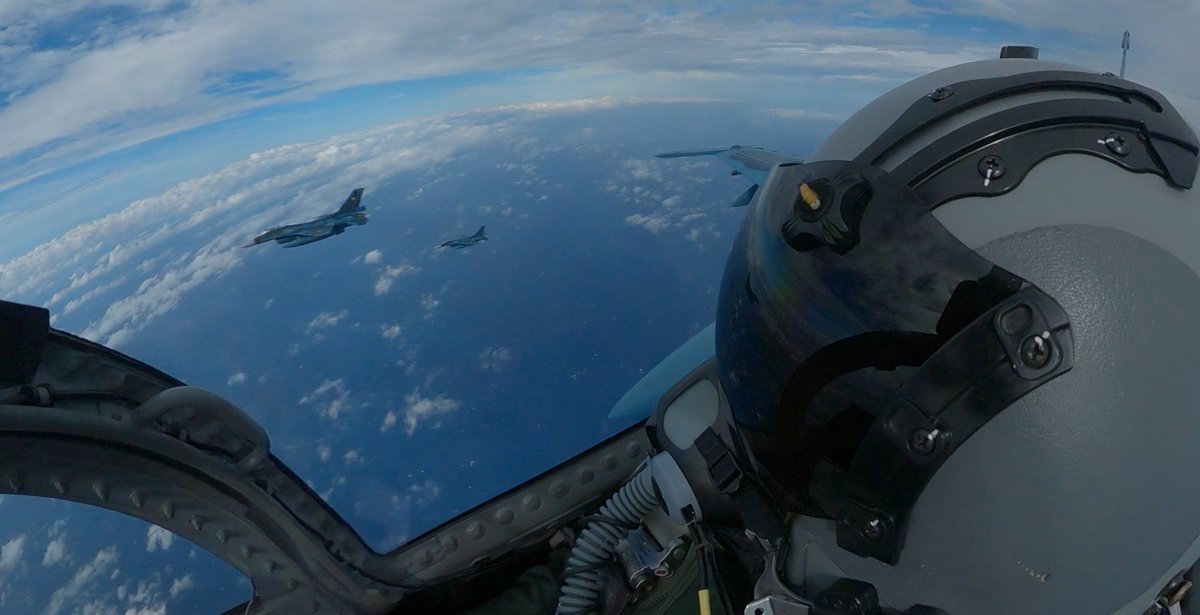 JASDF_adc_pao's tweet photo. #航空総隊 は、国内でも抑止力・対処力を高めるために、統合作戦部隊練成訓練に参加しました！
航空支援集団、陸自、海自とともに、領域横断作戦能力及び統合運用能力の強化・向上を図りました！
訓練を通じ、国民の生命と財産及び地域の平和と安定を守り抜く能力を維持・向上します。
#f15 #f2 #e767 https://t.co/iEtUGlOx4b