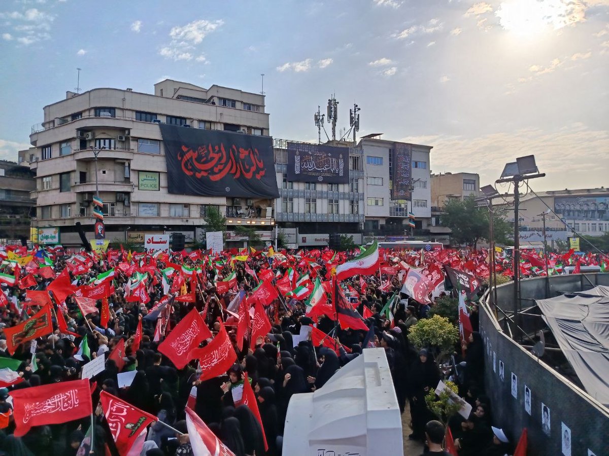 Maniq113554's tweet photo. ما از مکتب حسین(ع) آموخته‌ایم؛
در کنار حق بایستیم،
با هر پرچمی که بوی عزت و ولایت می‌دهد.
#حی_علی_العزا https://t.co/LNTklpuTis