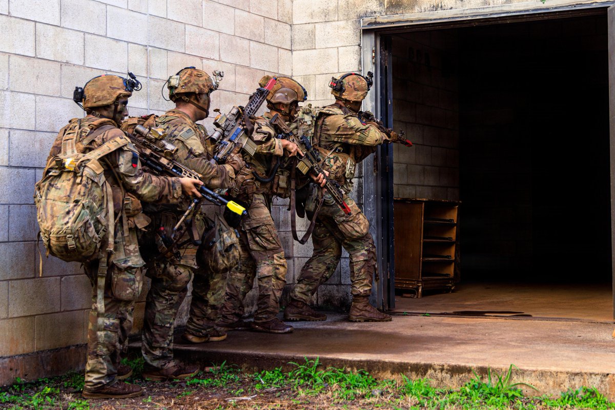 I_Corps's tweet photo. Locked in

Soldiers from 1-21N, 2nd MBDE, 25th ID trained air assault and urban operations at Kahuku Training Area, refining the communication, situational awareness, and small-unit coordination required to fight and win in complex terrain.

📸 SGT Duke Edwards https://t.co/Q1L111si15