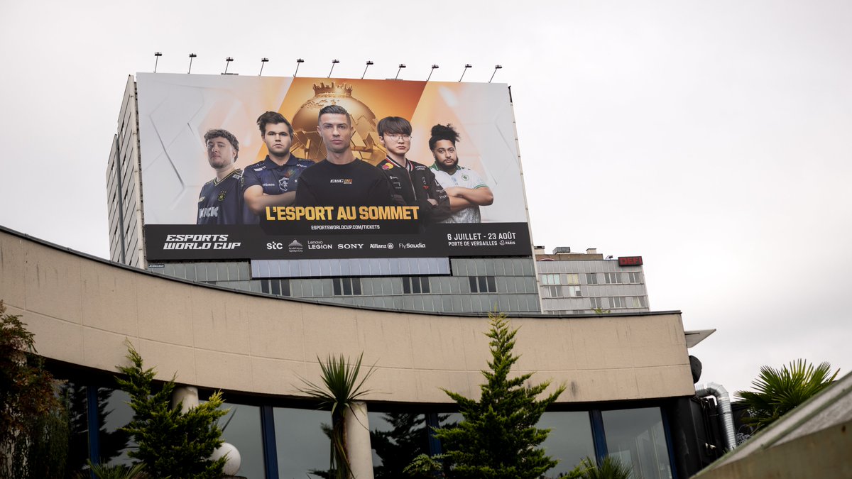 EWC_EN's tweet photo. Paris? Taken over 😎 https://t.co/ZSypMke0EA
