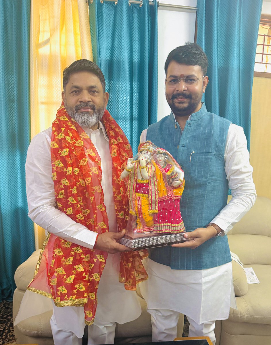 MrYaduvansh's tweet photo. आज लखनऊ स्थित मेरे बहुखंडी मंत्री आवास पर भाजयुमो के नवनियुक्त प्रदेश अध्यक्ष श्री @irohitmishrabjp जी ने शिष्टाचार भेंट की। इस स्नेहिल मुलाकात के दौरान मैंने उन्हें उनके नवीन दायित्व हेतु हार्दिक बधाई एवं शुभकामनाएँ दीं l रोहित जी एक ऊर्जावान एवं ओजस्वी युवा नेता हैं। मुझे पूर्ण विश्वास है कि वे उत्तर प्रदेश की प्रखर युवा तरुणाई में नेतृत्व, उत्साह एवं समर्पण का भाव जागृत करते हुए प्रदेश की युवा शक्ति को पार्टी के पक्ष में और अधिक सुदृढ़ करेंगे। उनके यशस्वी कार्यकाल के लिए अनंत मंगलकामनाएँ।
@BJYM4UP