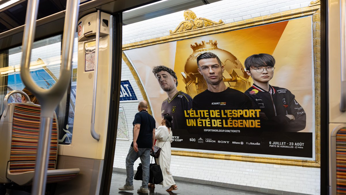EWC_EN's tweet photo. Paris? Taken over 😎 https://t.co/ZSypMke0EA