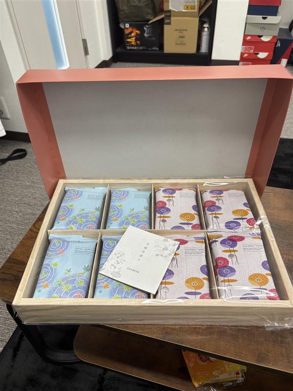 afs_0201's tweet photo. お取引先様から、お中元をいただきました🎁✨

いつもお気遣いいただき、本当にありがとうございます😊

こうして季節のご挨拶をいただくたびに日頃から支えていただいていることを改めて実感します😌

「弊社からは何をお贈りしようかな🤔」と
みんなであれこれ考える時間も楽しかったりします（笑）

これからも、一つひとつのご縁を大切にしていきたいです🌿✨

#AFSカルチャーの瞬間
#お中元
#感謝
#ご縁
#企業広報
#インフラエンジニア