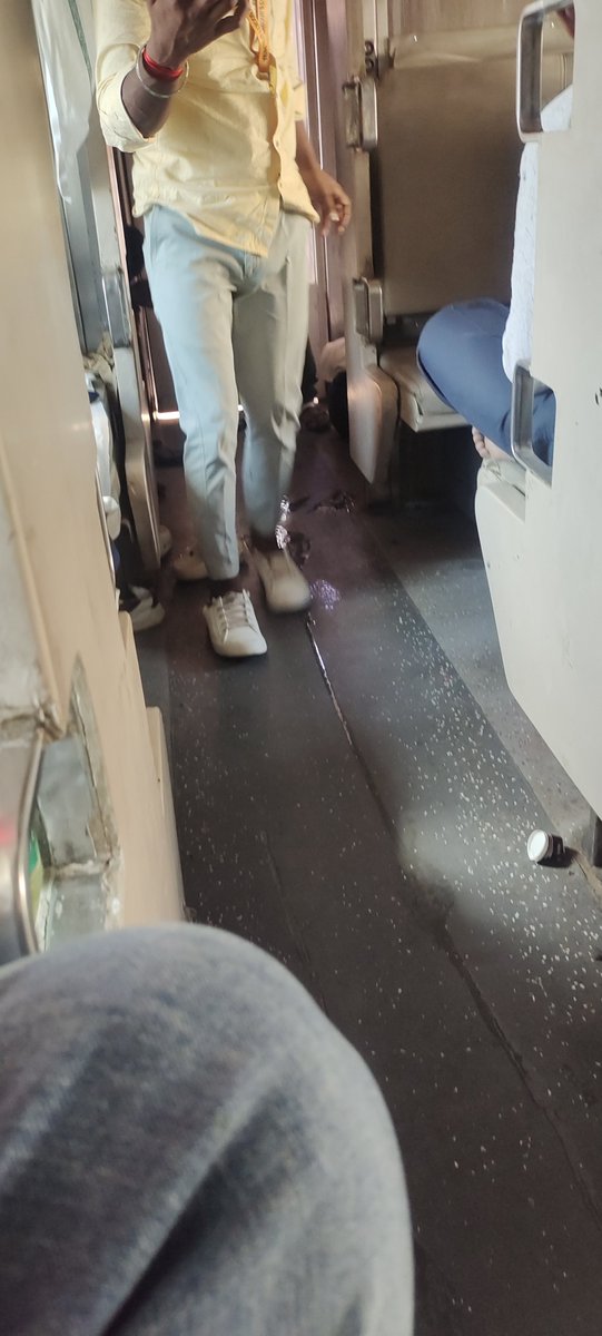 BiharLens's tweet photo. @RailMinIndia 

ट्रेन संख्या 03293 के बोगी संख्या 4 में यात्रा कर रहा हु बाथरूम से पूरा पानी बोगी में आ रहा है। 
 एक तो भारतीय रेल 5घंटे लेट चल रही हैं स्पेशल की तरह ऊपर से इतनी गंदगी क्या भारतीय रेल इतनी लापरवाह हो चुकी हैं ?
 क्या इतनी गंदगी सिर्फ मध्यम परिवार के यात्रा के लिए? https://t.co/hOMm1Ms5ow