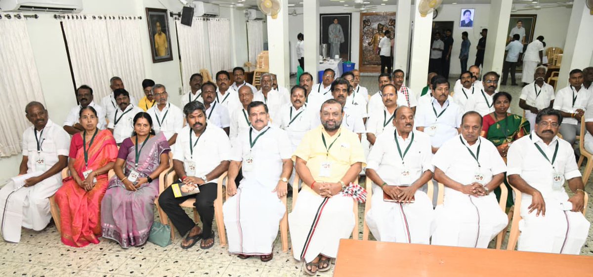 CvbDeva's tweet photo. மாண்புமிகு கழகப் பொதுச் செயலாளர் புரட்சித் தமிழர் திரு. @EPSTamilNadu அவர்கள் தலைமையில், தஞ்சாவூர் மாநகர், தஞ்சாவூர் கிழக்கு, தஞ்சாவூர் தெற்கு மற்றும் தஞ்சாவூர் மத்திய மாவட்டத்திற்கு உட்பட்ட கழக நிர்வாகிகள் ஆலோசனைக் கூட்டம் தலைமைக் கழகம் புரட்சித் தலைவர் எம்ஜிஆர் மாளிகையில். https://t.co/rhXQhW6y8u