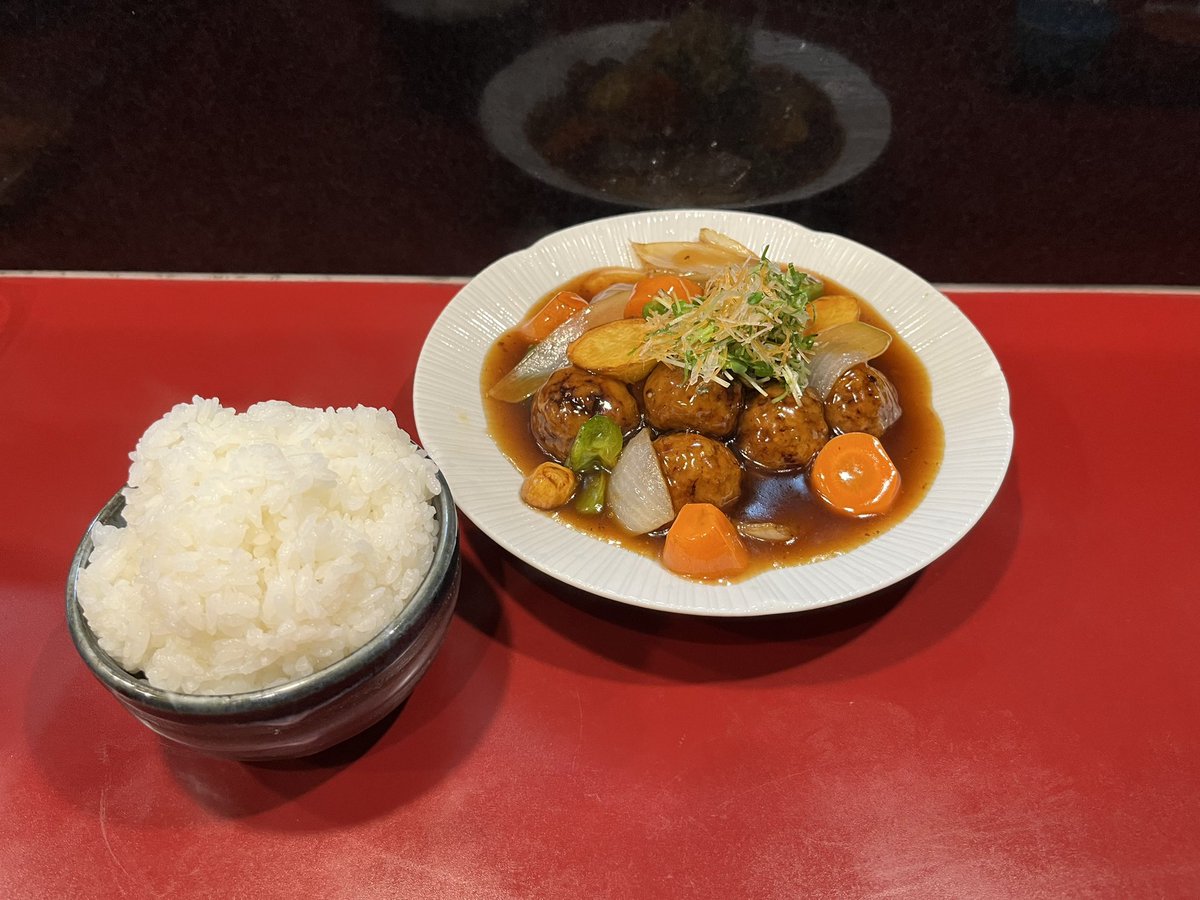 junk0417's tweet photo. ハンバーグの残りタネとクズ野菜モロモロで肉団子。 https://t.co/zFox1Eb2MM