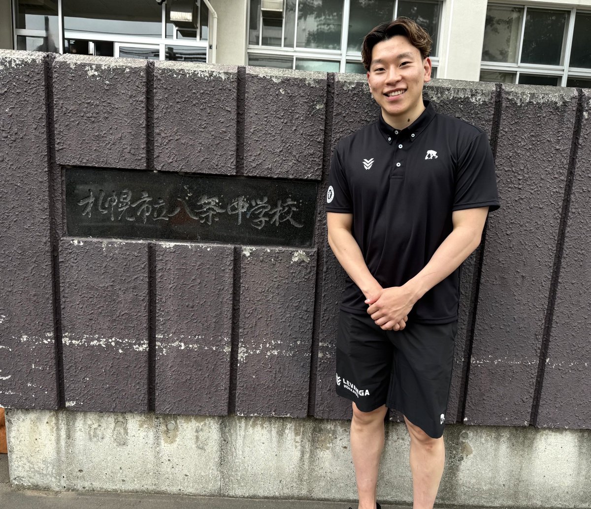 levangakousiki's tweet photo. 本日、#6 菊地広人選手が札幌市立八条中学校を訪問し、道徳の授業としてトークセッションと生徒の皆さんとのQ&A、シュート対決を実施しました🏫🏀

全校生徒の皆さん約630人が見守る中でのシュート対決では、代表して挑戦するバスケ部のみんなへ会場全体がコールしたり、“菊地コール”もしてくれたり、学校全体がとても良い雰囲気で盛り上がっていました🙌

北海きたえーるから最も近い中学校というご縁もありますので、9月に新シーズンが開幕したら、カッコよくシュートを決める菊地選手の活躍をぜひ観にいらしてくれたら嬉しいです⛹️‍♂️📣

#レバンガ北海道 #菊地広人