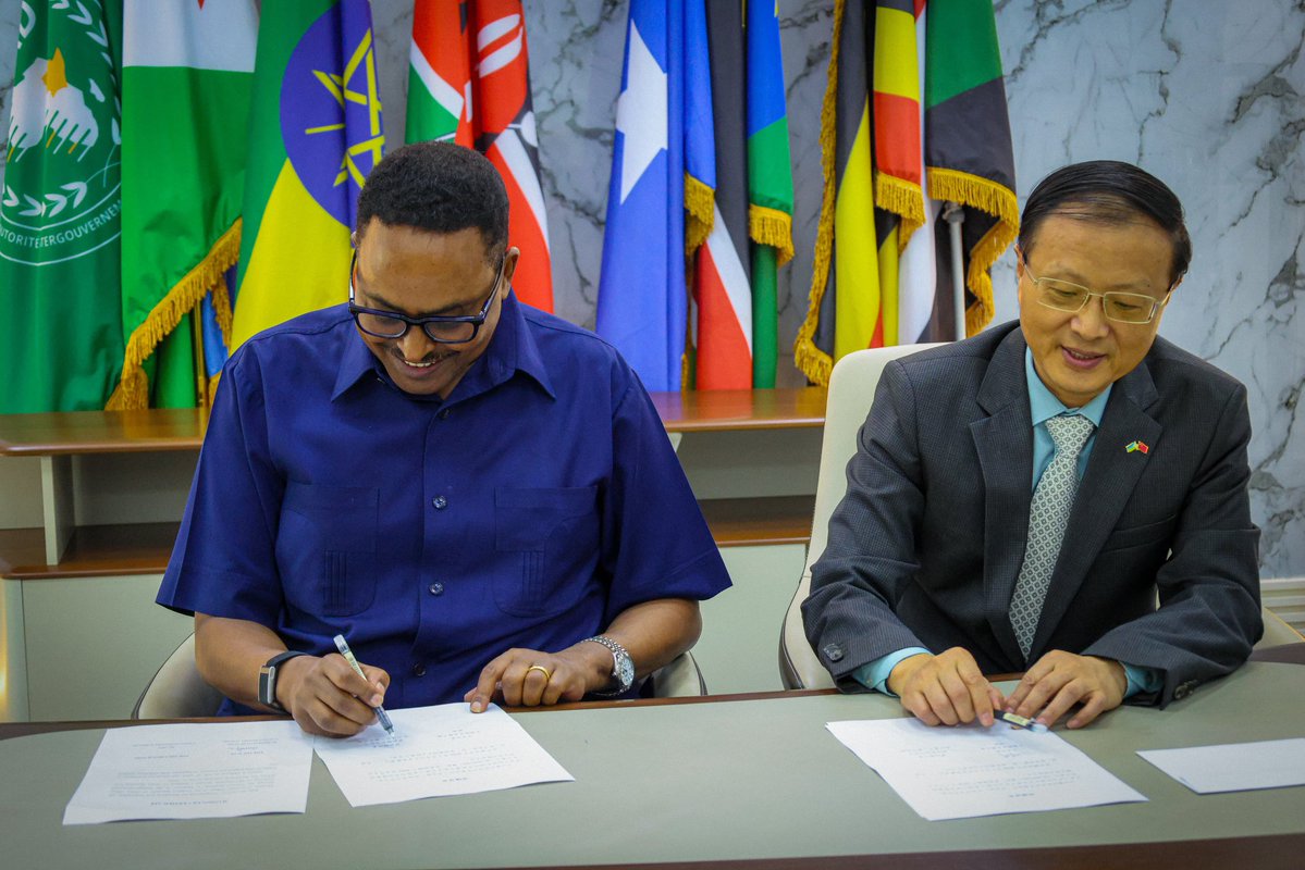DrWorkneh's tweet photo. Today, I received H.E. Hu Bin, Ambassador of the People’s Republic of China to the Republic of Djibouti and accredited to IGAD for discussions on regional priorities.
We also signed a grant agreement to strengthen institutional support to IGAD. Grateful for China’s steadfast partnership as we work together towards a more peaceful, resilient, and prosperous region.