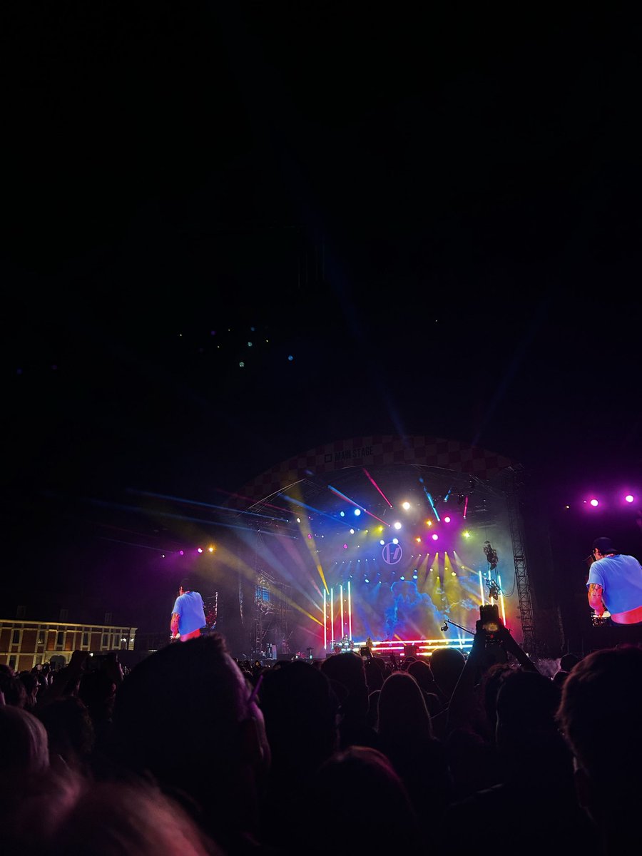 chloo10_'s tweet photo. on s’était donné rdv 4 ans après pour les pogos sous heathens
#Mainsquare #twentyonepilots https://t.co/ijDLj7kAli