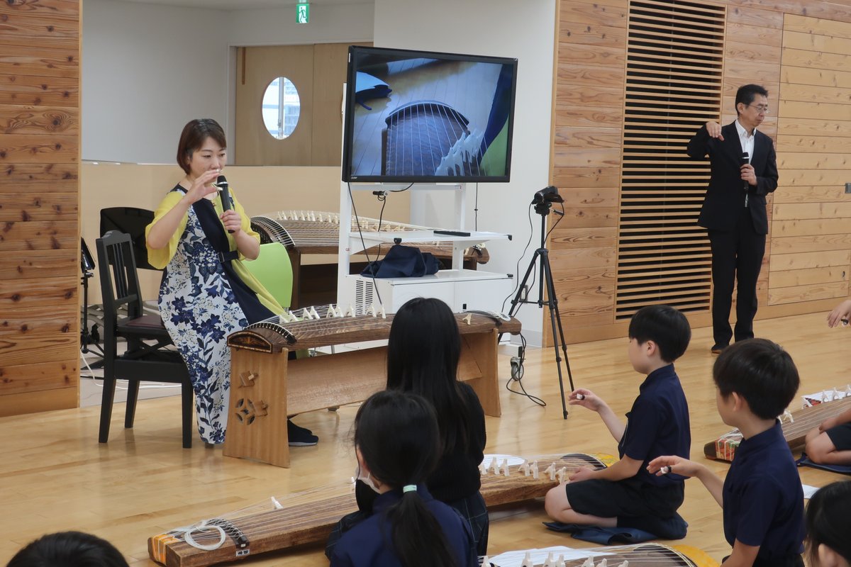 triton_arts_net's tweet photo. ＼Meet the 和楽器！／ 
江東区立有明西学園の小4の皆さんに、日本音楽集団の原郷隆さん（尺八）と喜羽美帆さん（箏）による箏体験＆コンサートをお届けしました。体験の「さくら」の最後の音が響くと、皆とっても嬉しそうな顔をしていました🌸
レポートは後日HPで紹介します
 https://t.co/ECw6kmTvWJ https://t.co/ZLhrAvNa3r