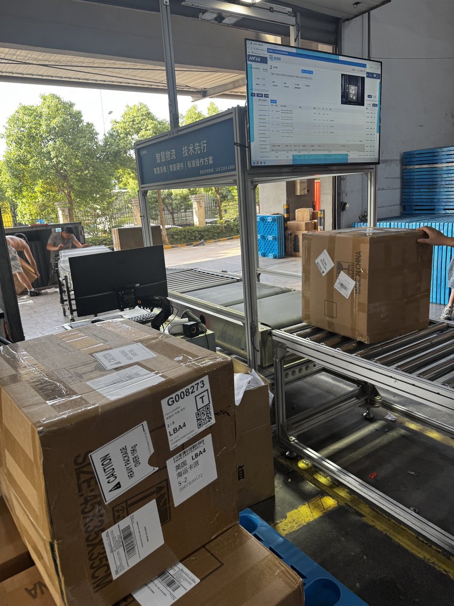 qi_wang24723's tweet photo. Another day at the warehouse. 📦

Seeing products packed and shipped from China to Amazon warehouses around the world never gets old.

Still learning something new every day about sourcing and global logistics. https://t.co/2ewFePb9Sb