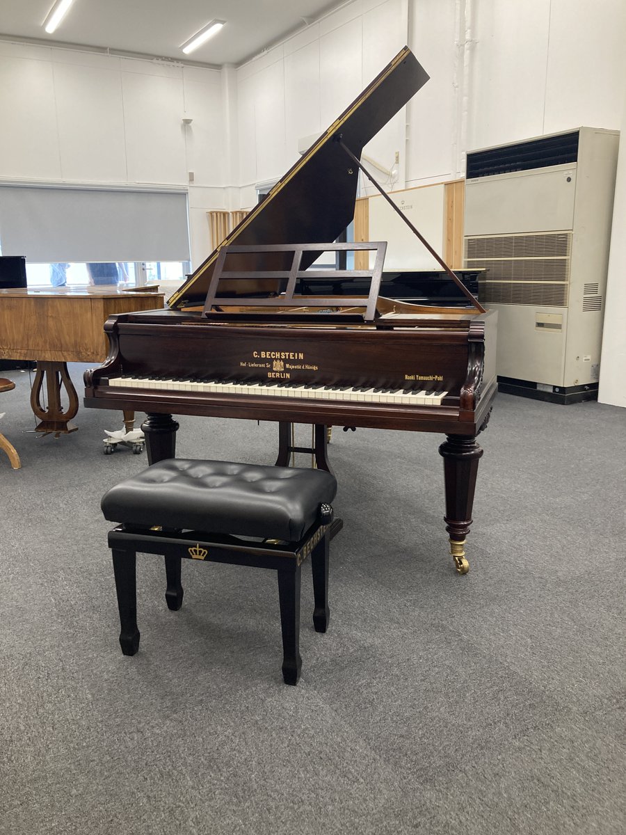 bechstein_japan's tweet photo. 本日7/6は #ピアノの日 。1823年、ドイツ人医師シーボルトによって、日本に初めてピアノが持ち込まれたことが由来です。ベヒシュタインは30年後の1853年に創業され、日本へは約100年前に渡来しています。丁度100年前の1926年には帝国ホテルでベヒシュタインの演奏会が開催され、観衆を魅了しました。 https://t.co/ApQepdSc2P