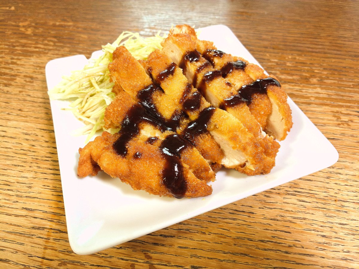 diningg2011's tweet photo. 夕ご飯です♪
今夜は「チキンカツ」だよ。
こうやってみるとでっかいカツに見えますが、鶏むね肉って厚みがあるから観音開きにして面積を倍にしてるんですよね。スーパーでジャンボ・チキンカツが安めな理由の一端です。 https://t.co/M0826iG7nV