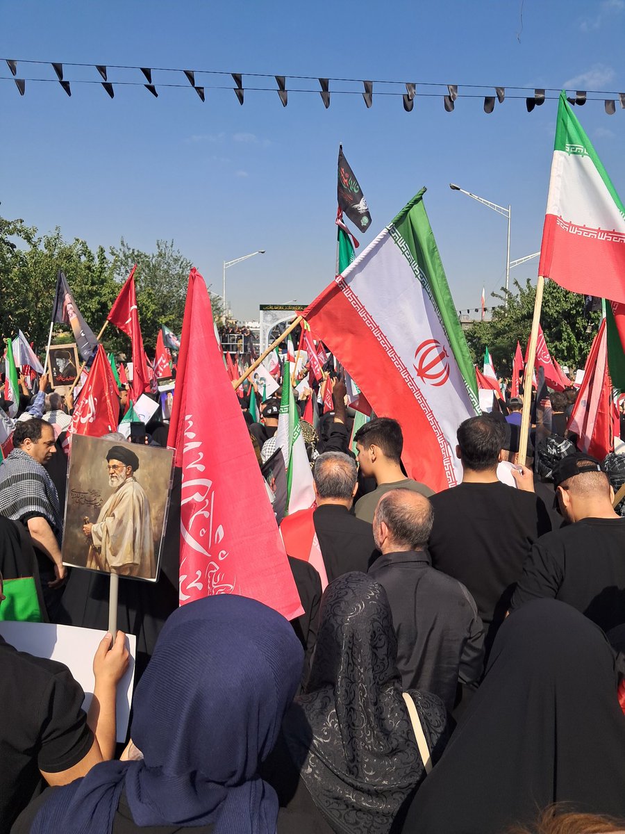 kr69940's tweet photo. امروز، هر گام مردم در این بدرقه باشکوه، امضایی دوباره بر پیمان وفاداری با آرمان‌های رهبر شهید است. این حضور، صدای رسای ملتی است که راه شهیدان را راه عزت و سربلندی می‌داند.
#خیمه_انقلاب
#باید_برخاست https://t.co/tzOSPybsQ1