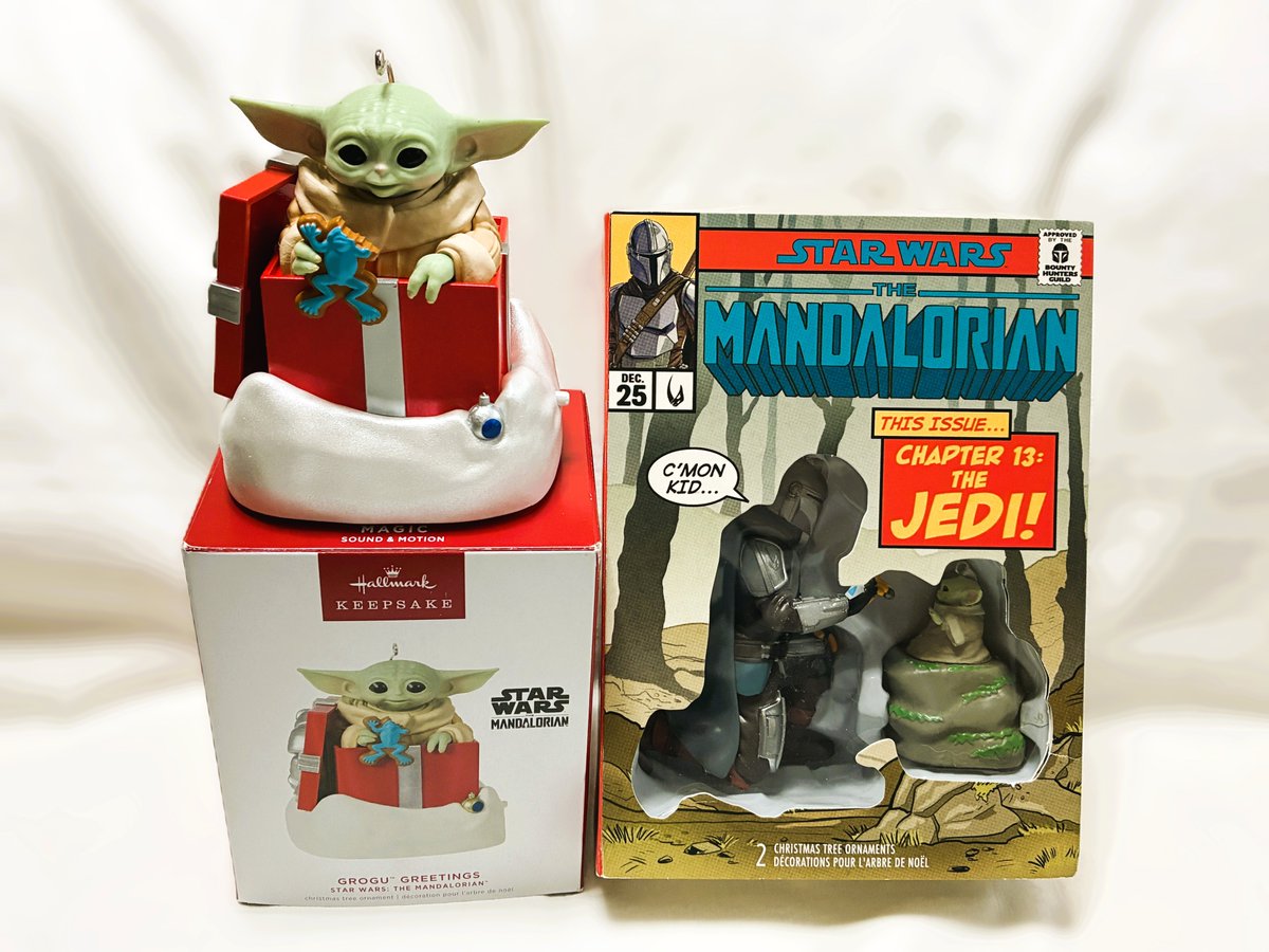 padawan_tetsuko's tweet photo. Amazonで注文していたホールマークのオーナメント２個到着。ひとつはコミックブック風の箱にマンドーとグローグ―、もうひとつは単４電池３個で動くグローグ―。飾り棚に高さ制限があるのでライフサイズを諦めたけど、このオーナメントの出来が良くてうれし過ぎる💖
＃マンダロリアンアンドグローグー https://t.co/iaO60IyinB