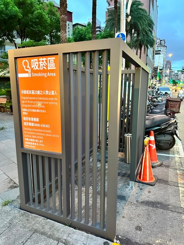 LinJianRong5's tweet photo. @Aki739379574946 這是章萬安建設的吸菸區，個屁用都沒有的東西 https://t.co/qznW62KWAL