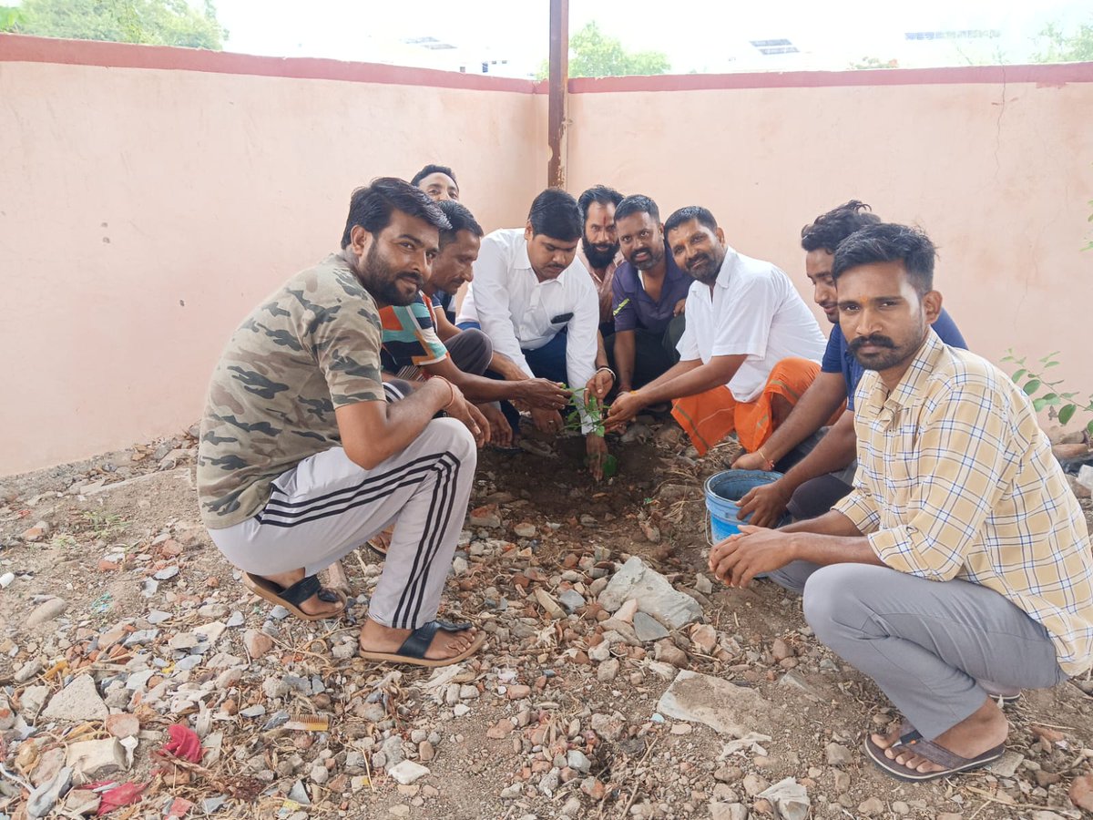 AdvSunilR_bjp's tweet photo. आज प्रखर राष्ट्रवादी चिंतक,महानशिक्षाविद् एवं भारतीय जनसंघ के संस्थापक डॉ. श्यामा प्रसाद मुखर्जी जी कीजयंतीकेअवसरभाजपा नगर चित्तौड़गढ़ के बूथ न. 158 पर उनके चित्र पर पुष्पांजलि अर्पित करभावपूर्णश्रद्धांजलि अर्पित कीइसअवसरपर"एकपेड़माँकेनामअभियानकेअंतर्गतपौधरोपणकार्र्ता के साथ https://t.co/adiBsoo6yt