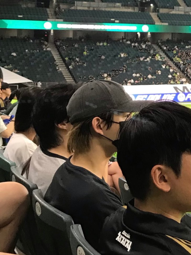 Isangonz's tweet photo. 오 김건우 새목격 떴네 
의자 보니까 전주 월드컵 경기장이네
모자도 김건우꺼고 귀 모양도 똑같대
머리 길이가 최근 같은데 전북현대 경기일정이 7월 4일이면 토요일에 보러간거잖아 김건우 고향에 내려갔던건가? 헐..🫢

알디원은 일주일 내내 회사 출근해서 연습하고 스케줄 뛰느라 바빴다는데..🤔 https://t.co/13oVdQNCSg