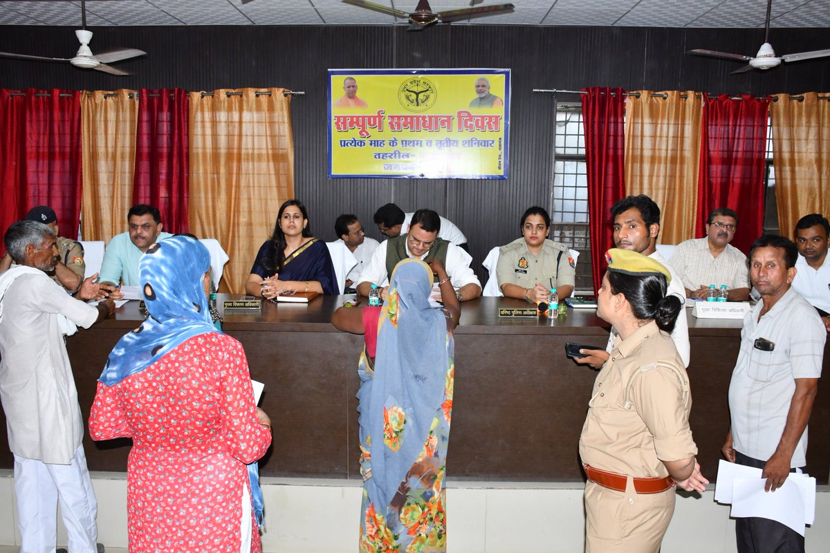 dmbudaun's tweet photo. दातागंज तहसील में आयोजित संपूर्ण समाधान दिवस में जनसमस्याओं को गंभीरता से सुनकर उनके गुणवत्तापूर्ण एवं समयबद्ध निस्तारण के निर्देश दिए गए। इस अवसर पर विभिन्न विभागीय योजनाओं की समीक्षा के साथ अन्नप्राशन एवं गोद भराई कार्यक्रम भी आयोजित किए गए।
@commissionerBa1
@CMOfficeUP
@UPGovt https://t.co/auuBouq1dE