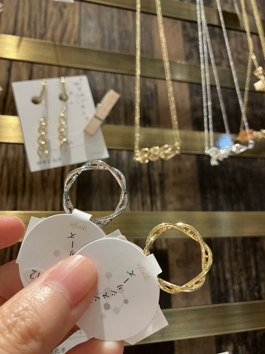 THESTUDYROOMuen's tweet photo. ガーグルの新作アクセサリー届きました✨

見てください！！アノマロカリス！！あまりに可愛い…😇

そしてカレイとヒラメ🐟体色がキラキラしてて素敵です☺️右にカレイ、左にヒラメをつけるのも良いのでは？！

人気のDNAシリーズも各種再入荷しております！！

スタッフ🐅 https://t.co/ZKPyv8NBwj