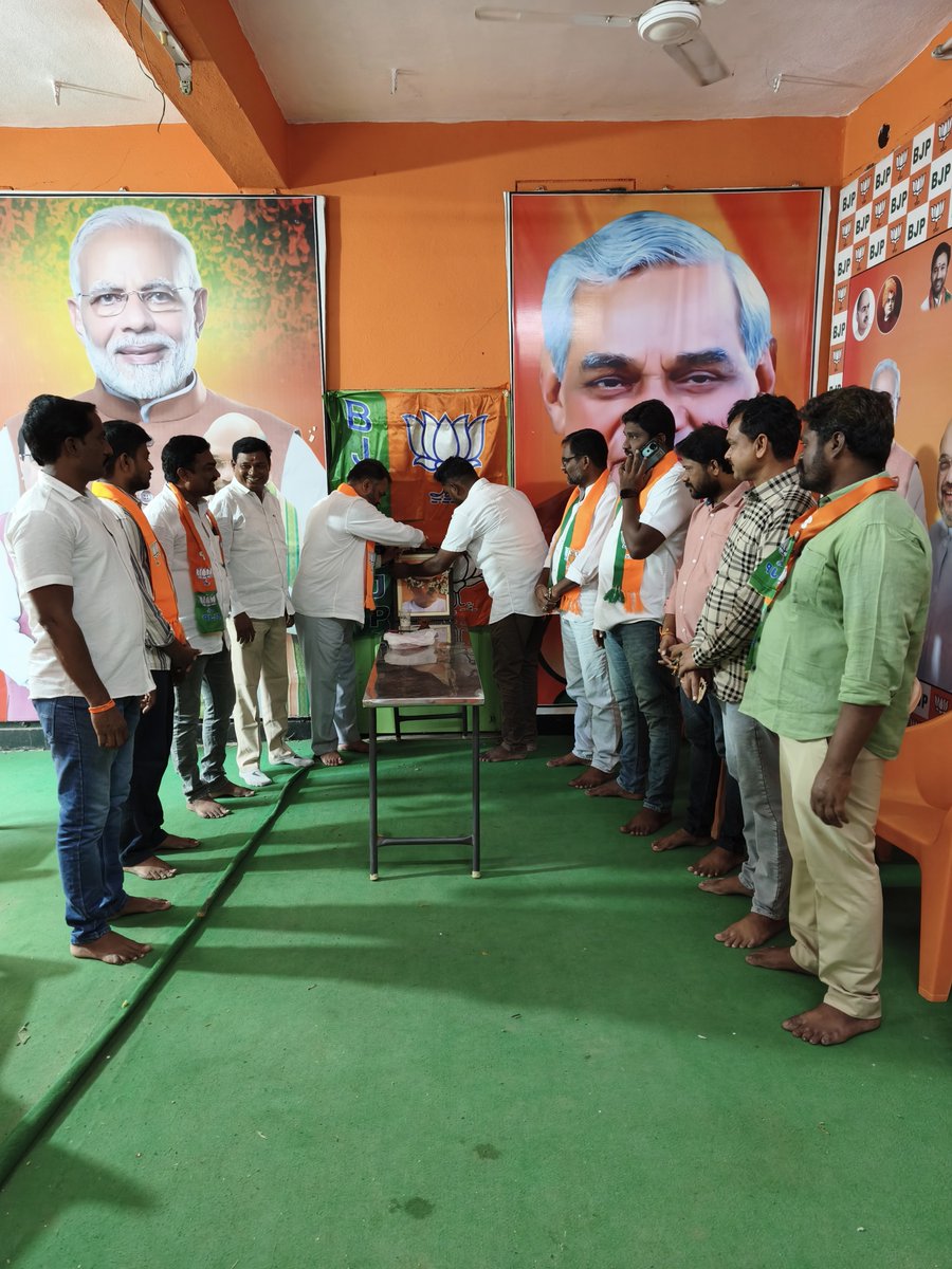BjpJayanth's tweet photo. ఈ రోజు పరకాల  పట్టణ బీజేపీ కార్యాలయంలో భారతీయ జనసంఘ్ వ్యవస్థాపకులు, అఖండ భారత నిర్మాణ శిల్పి, మహోన్నత దేశభక్తుడు డాక్టర్ శ్యామా ప్రసాద్ ముఖర్జీ గారి 125వ జయంతి సందర్భంగా వారి చిత్రపటానికి పూలమాల వేసి ఘనంగా నివాళులర్పించడం జరిగింది. 

 జై బీజేపీ https://t.co/GvaGuzovI3