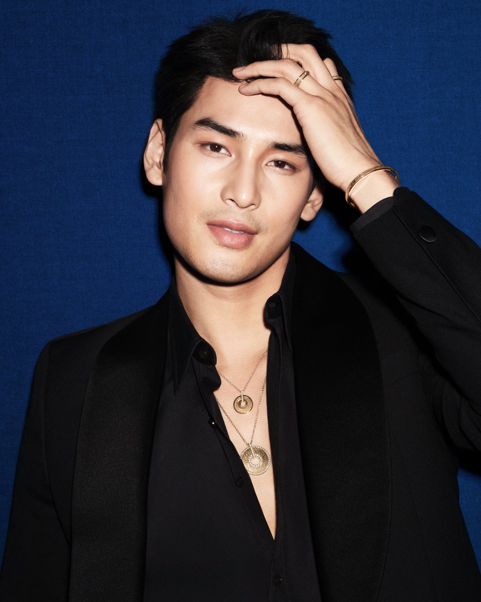 Kazzmagazine's tweet photo. หล่อเรียบหรู! Piaget เผยภาพแคมเปญล่าสุด เพื่อเชิดชูมรดกแห่งงานฝีมืออันเป็นเอกลักษณ์และเฉลิมฉลองมรดกแห่งสีสันที่หยั่งรากลึกใน DNA ของเมซงมาอย่างยาวนาน โดยได้ อาโป-ณัฐวิญญ์ #ApoNattawin Global Ambassador มาร่วมถ่ายทอด ผ่านฝีมือของช่างภาพชื่อดัง Ben Hassett ที่ร่วมงานกับเมซงมาอย่างต่อเนื่อง

#Piaget #MaisonOfExtraleganza 
#KAZZMAGAZINE