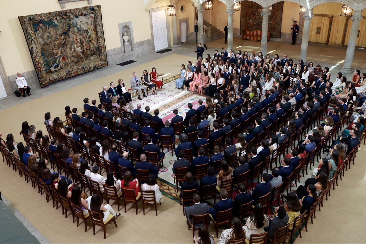 CasaReal's tweet photo. El Rey recibe en audiencia a los funcionarios de las XXV y XXVI promociones del Cuerpo Superior de Inspectores de Hacienda del Estado.

➡️https://t.co/RCrnT7MLSH https://t.co/vyiPjd0ZVy