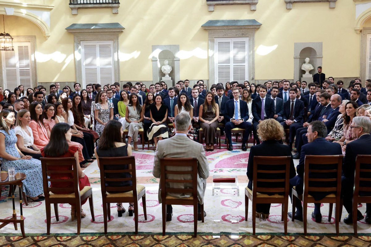 CasaReal's tweet photo. El Rey recibe en audiencia a los funcionarios de las XXV y XXVI promociones del Cuerpo Superior de Inspectores de Hacienda del Estado.

➡️https://t.co/RCrnT7MLSH https://t.co/vyiPjd0ZVy