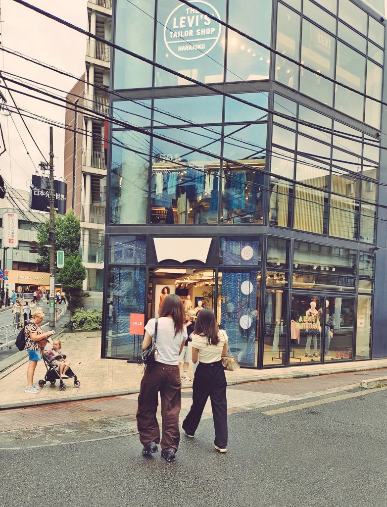 NBOcom's tweet photo. 渋谷のリーバイスショップの看板これだった https://t.co/fw8Lw30wkh