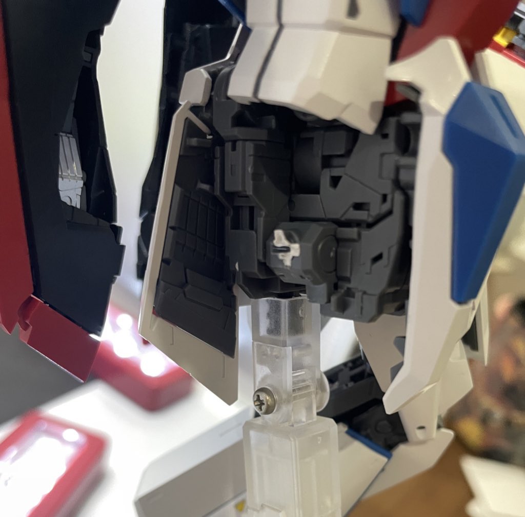 Die_K_'s tweet photo. 初めてのMGガンプラ、ゼータガンダムが組み立て終わったので

「変形して遊んだろ♪」
とやった瞬間、脚が折れた……

「終わった……」てマジに絶望したけど、
意外となんとかなった というお話

https://t.co/ZNd61OpB6N
#ガンプラ #ゼータガンダム #ガンダム #プラモデル #模型 #プラモポエム https://t.co/RbfC3Wzvii