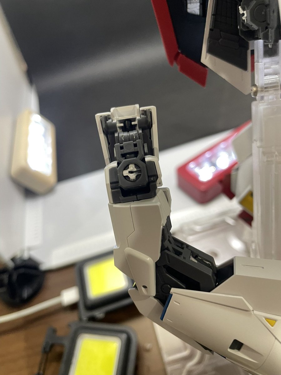Die_K_'s tweet photo. 初めてのMGガンプラ、ゼータガンダムが組み立て終わったので

「変形して遊んだろ♪」
とやった瞬間、脚が折れた……

「終わった……」てマジに絶望したけど、
意外となんとかなった というお話

https://t.co/ZNd61OpB6N
#ガンプラ #ゼータガンダム #ガンダム #プラモデル #模型 #プラモポエム https://t.co/RbfC3Wzvii